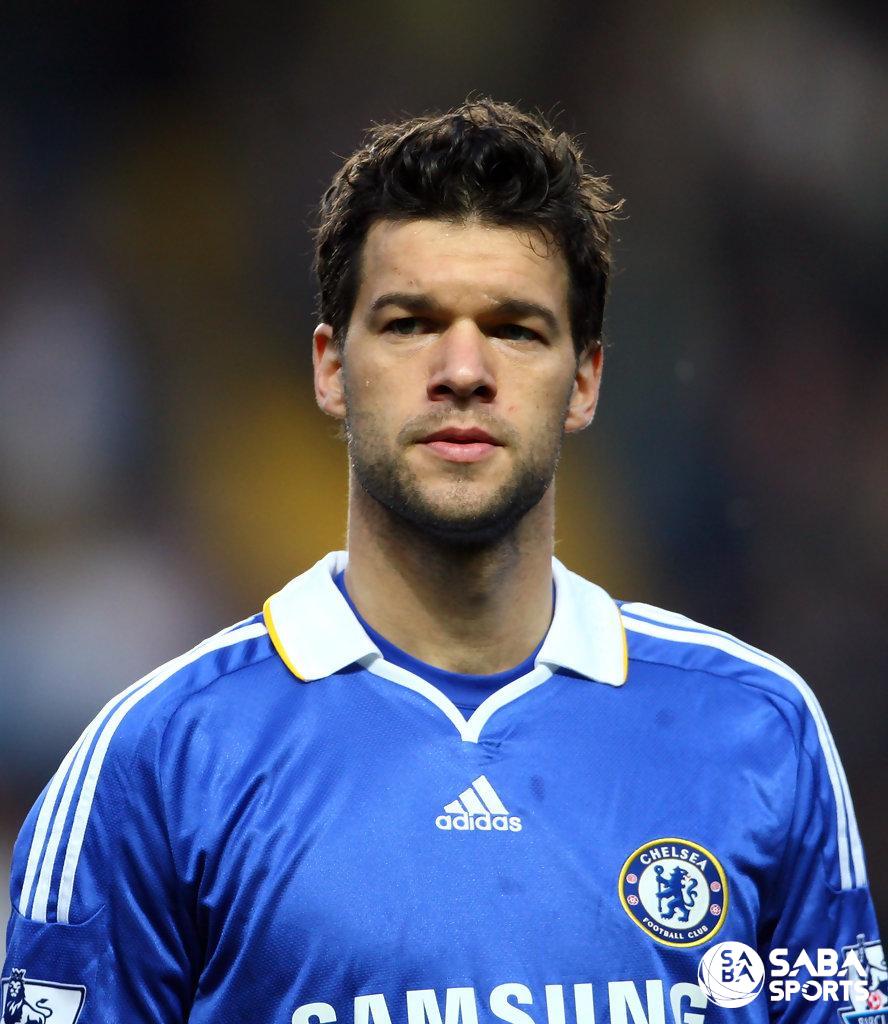 Michael Ballack bán 40 chiếc áo để giúp CLB đầu tiên của mình