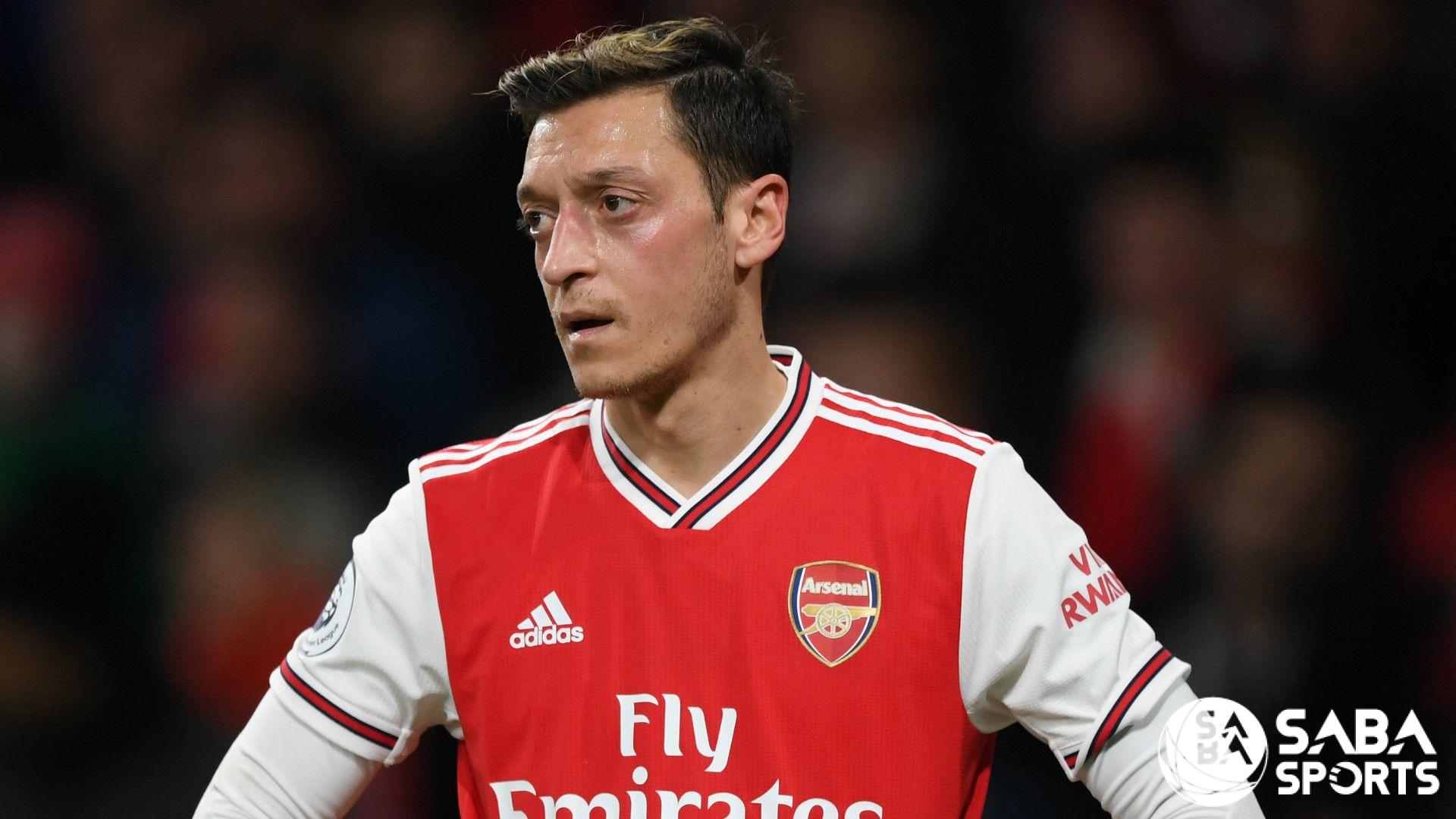 Mesut Ozil bị cho là “gánh nặng” của đội