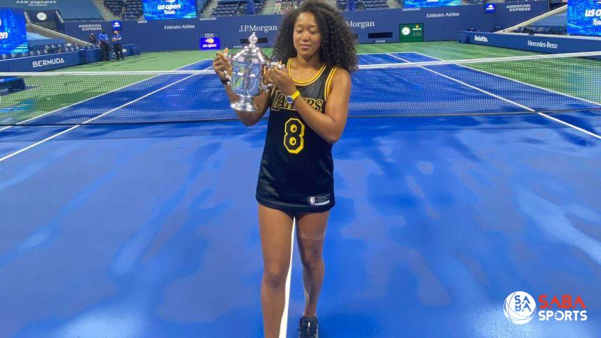 Tay vợt Naomi Osaka mặc áo đấu của Kobe khi cô nhận danh hiệu vô địch US Open