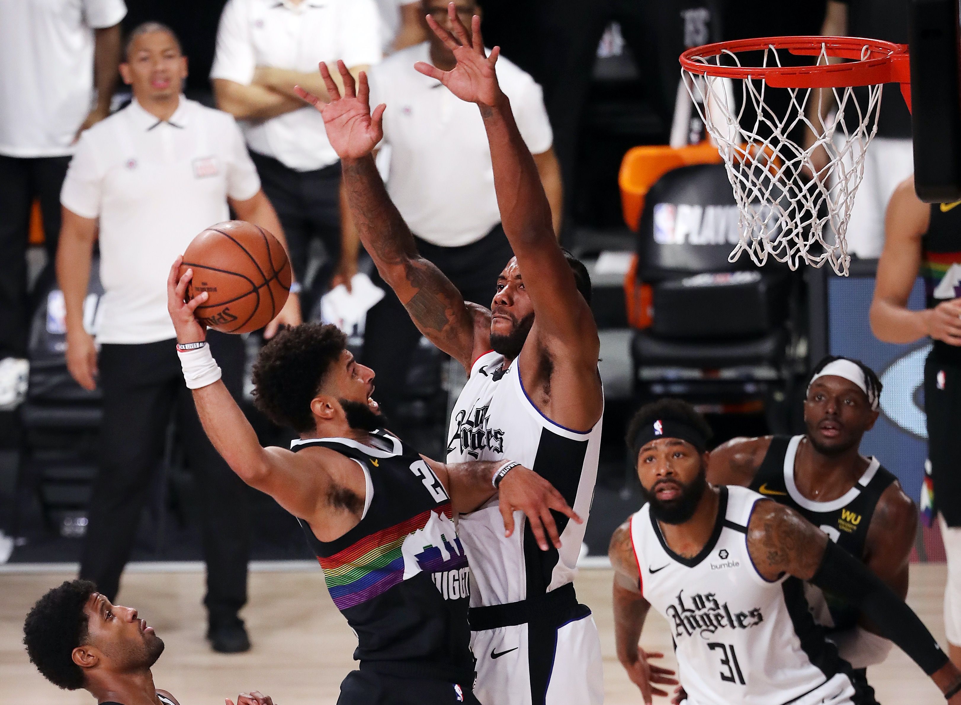 Buồn vì thua trận, Kawhi Leonard còn bị hỏi khó