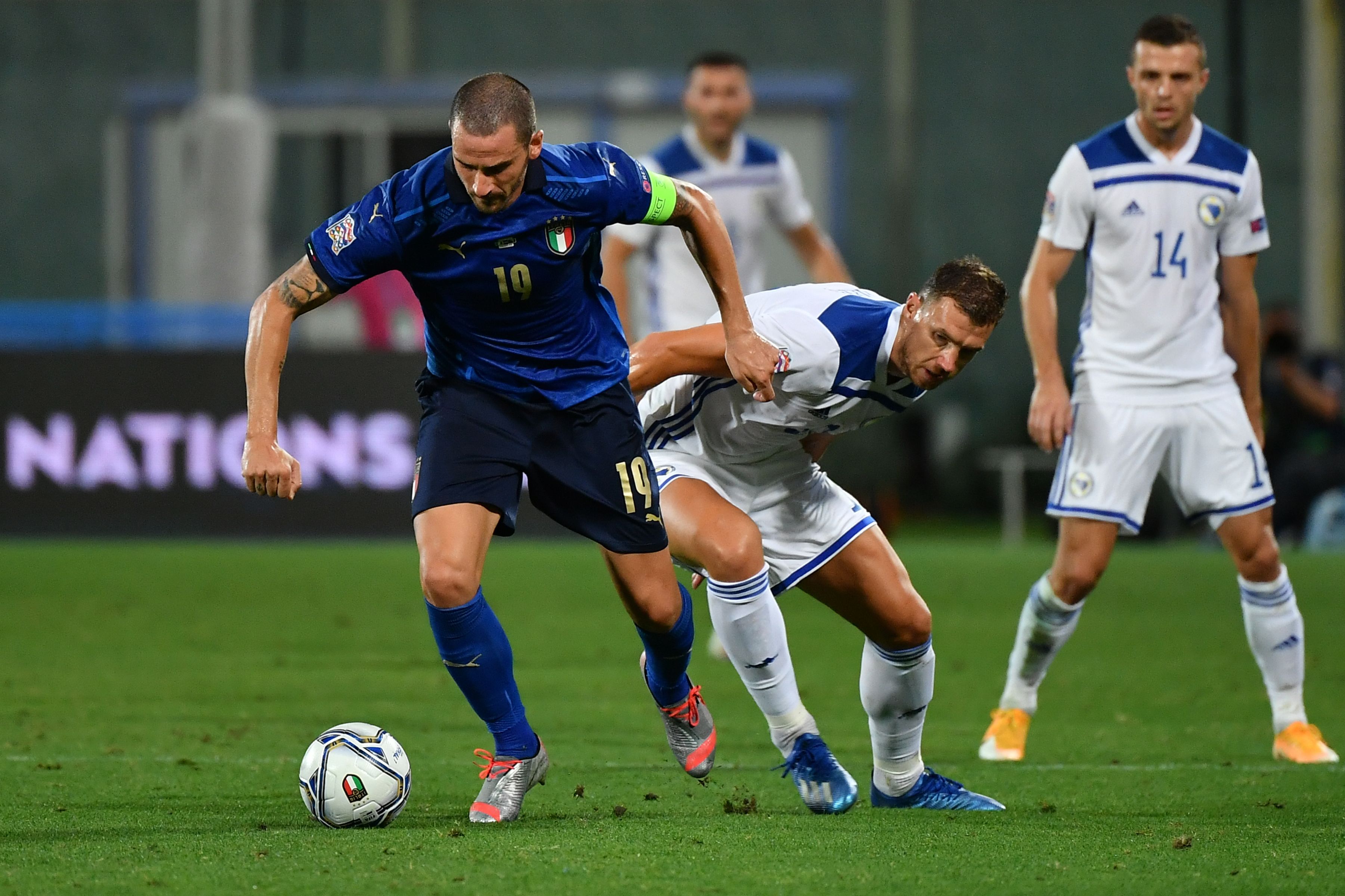 Dzeko nổ súng trên đất Ý, Italia hòa may mắn Bosnia