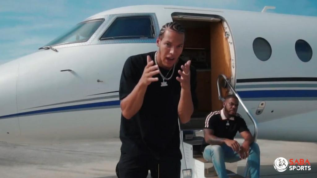 Aaron Gordon và Moe cùng xuất hiện trong MV 'Lên cấp'