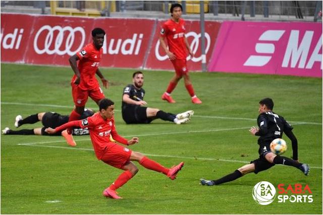 Thần đồng 17 tuổi lập công ở phút 81, ấn định chiến thắng 8-0 trước Schalke