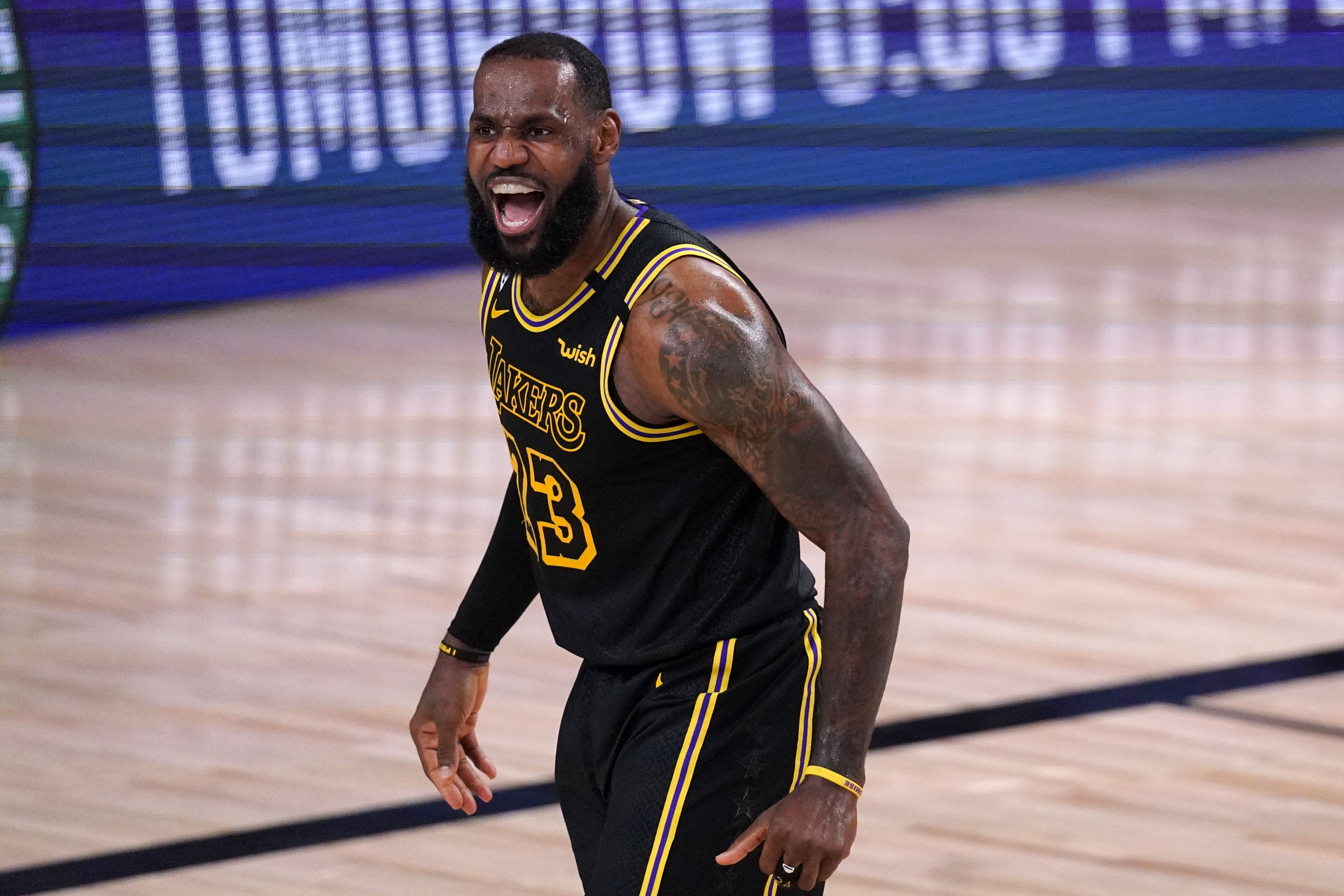 LeBron James vượt Ray Allen ở thành tích ném 3 điểm
