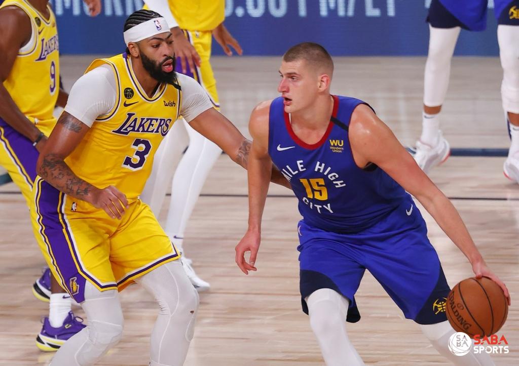 Một pha cạnh tranh giữa Anthony Davis và Nikola Jokic