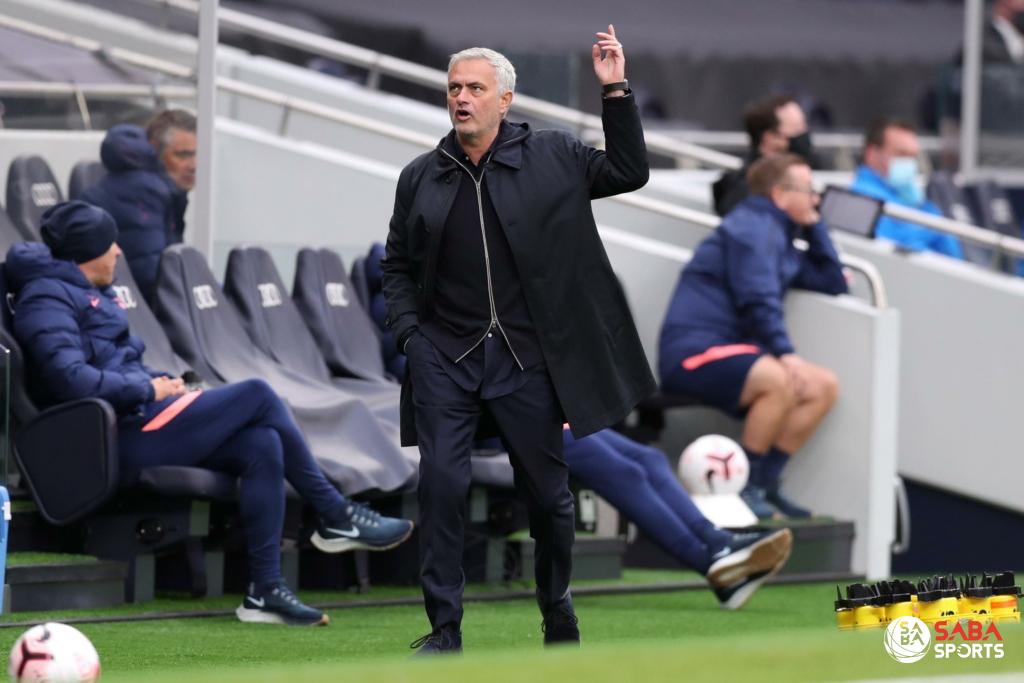 Mourinho vào thẳng đường hầm sau tình huống thổi phạt 11m