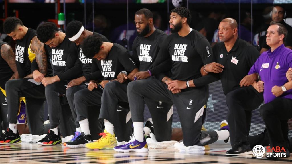 Thông điệp "Black lives matter" được truyền tải trên sàn đấu NBA