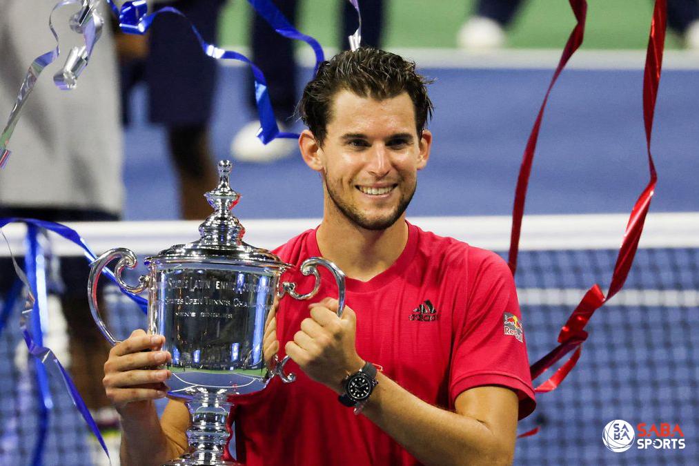 Dominic Thiem cùng chiếc cúp US Open 2020