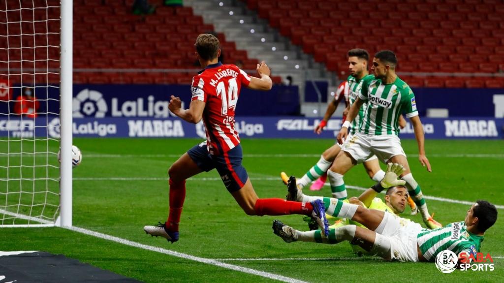 Llorente khiến hàng thủ chắc chắn của Betis sụp đổ.