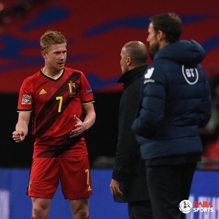 Kevin de Bruyne trao đổi với HLV Pep Guardiola về chấn thương trong trận gặp Anh ngày 11/10 vừa qua