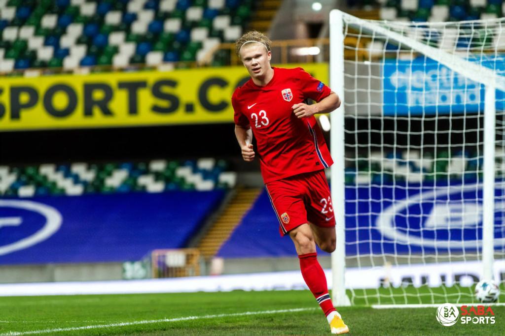 Erling Haaland thi đấu chói sáng với cú hat-trick đầu tiên trong màu áo đội tuyển quốc gia