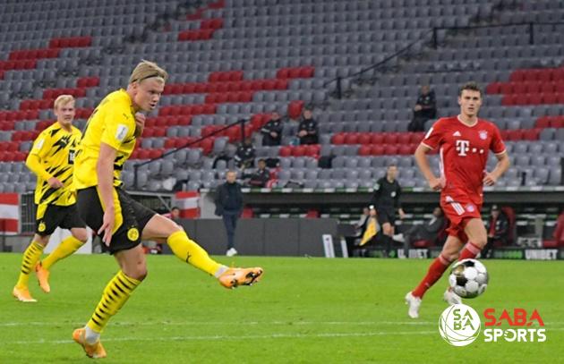 Haaland tung cú sút bằng chân trái đánh bại Manuel Neuer