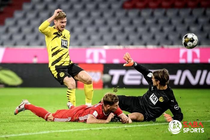 Trong tư thế không thuận lợi, Kimmich vẫn đưa bóng vào lưới thủ môn Marwin Hitz