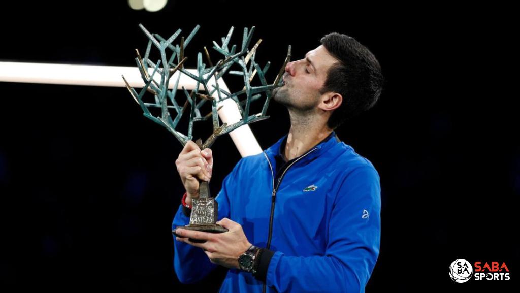 Novak đoạt chức vô địch Paris Masters năm ngoái sau khi đánh bại Shapovalov trong trận chung kết