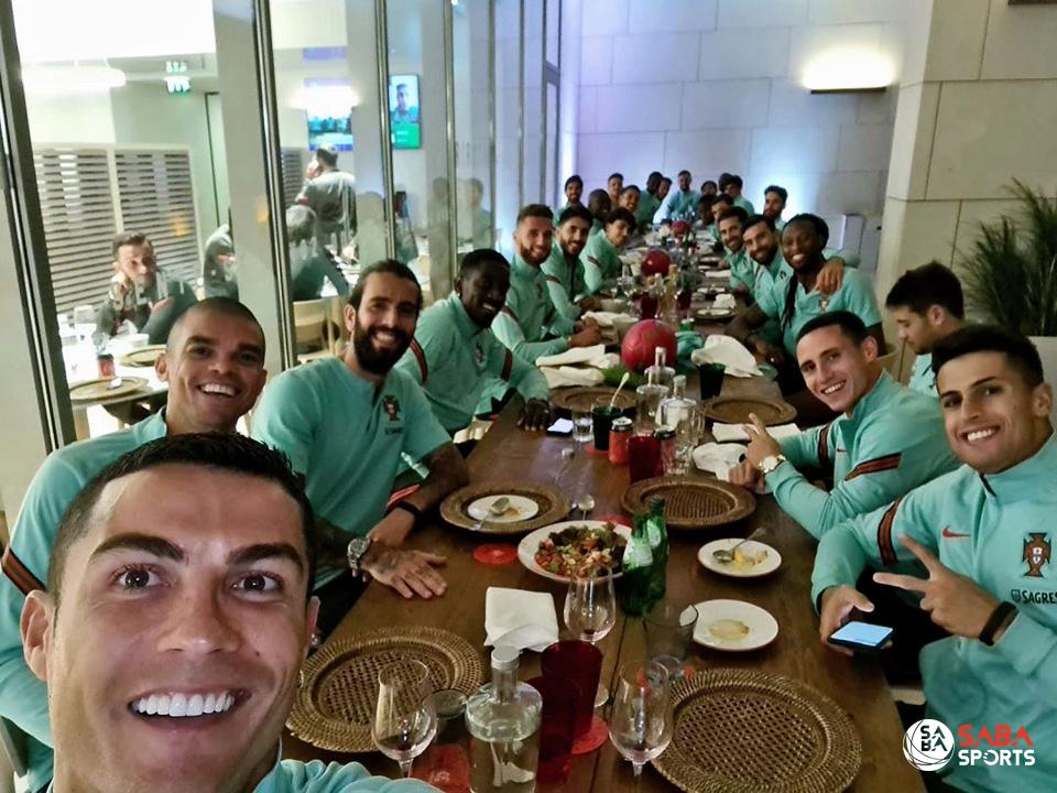 Ronaldo đăng tải hình ảnh bữa ăn cùng các đồng đội trên trang Instagram cá nhân