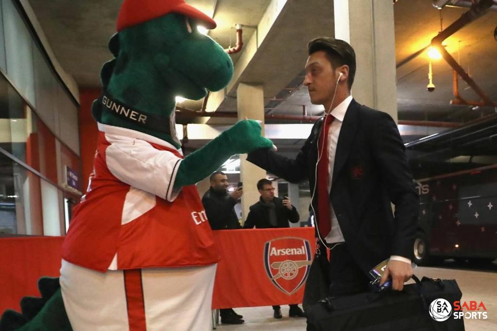 Tiền vệ Mesut Ozil quyết định chi trả tiền lương cho Gunnersaurus