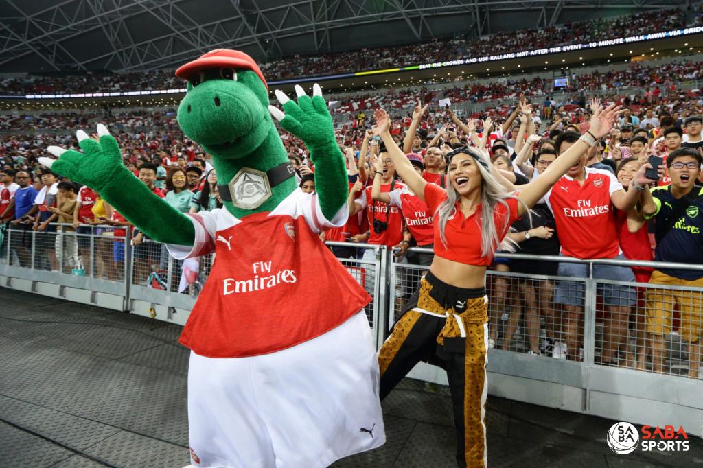 Gunnersaurus khuấy động bầu không khí trên sân