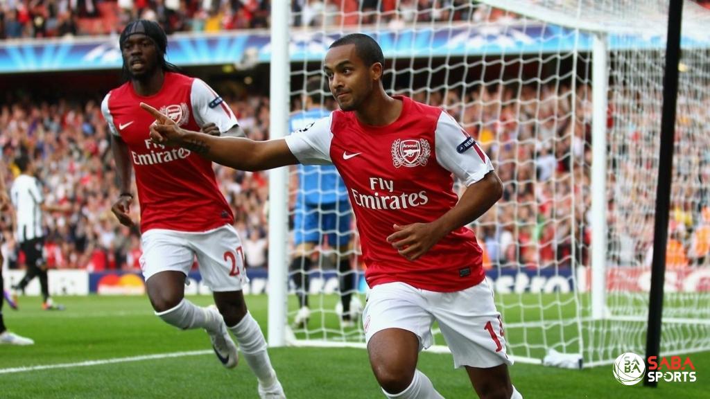 Theo Walcott tỏa sáng trong màu áo Arsenal ở Champions League 2011/12