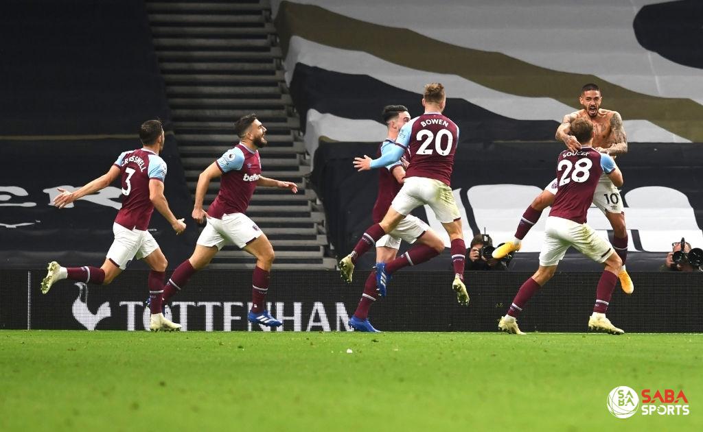 Các cầu thủ West Ham ăn mừng bàn gỡ trong phút cuối