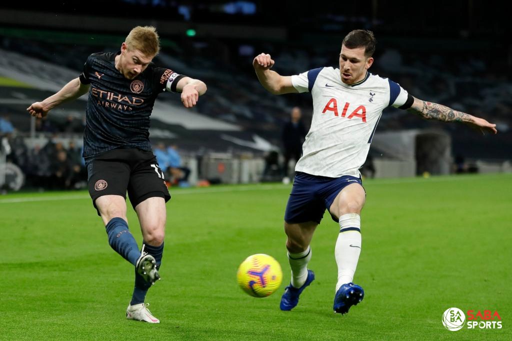 Man City bất lực trước hàng thủ đông người của Tottenham.