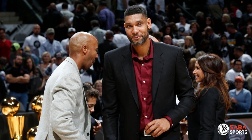 Tim Duncan (áo vest đen) rời ghế Trợ lý HLV San Antonio Spurs