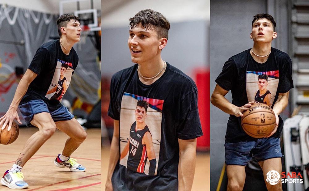 Tyler Herro diện chiếc áo có in hình của chính mình