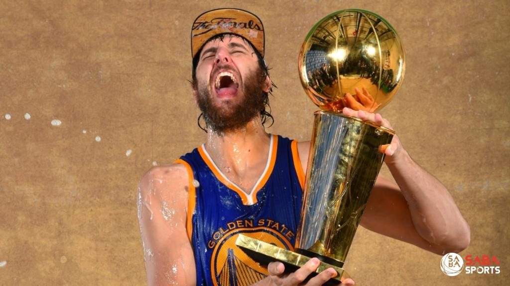 Andrew Bogut phấn khởi với ngôi vị vô địch NBA đầu tiên cùng Golden State Warriors