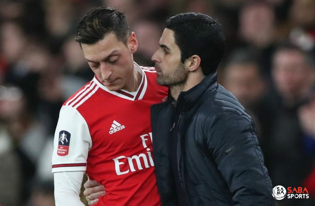 Silva cho rằng Arsenal nên cân nhắc việc đăng ký thi đấu cho Ozil