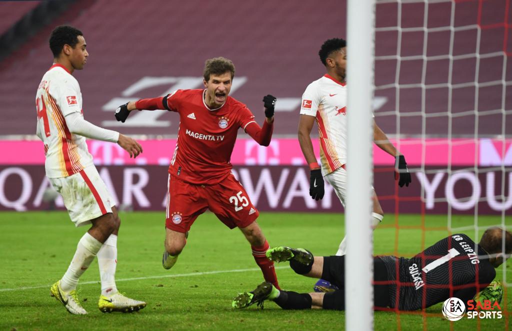 Muller sắm vai người hùng của Bayern.