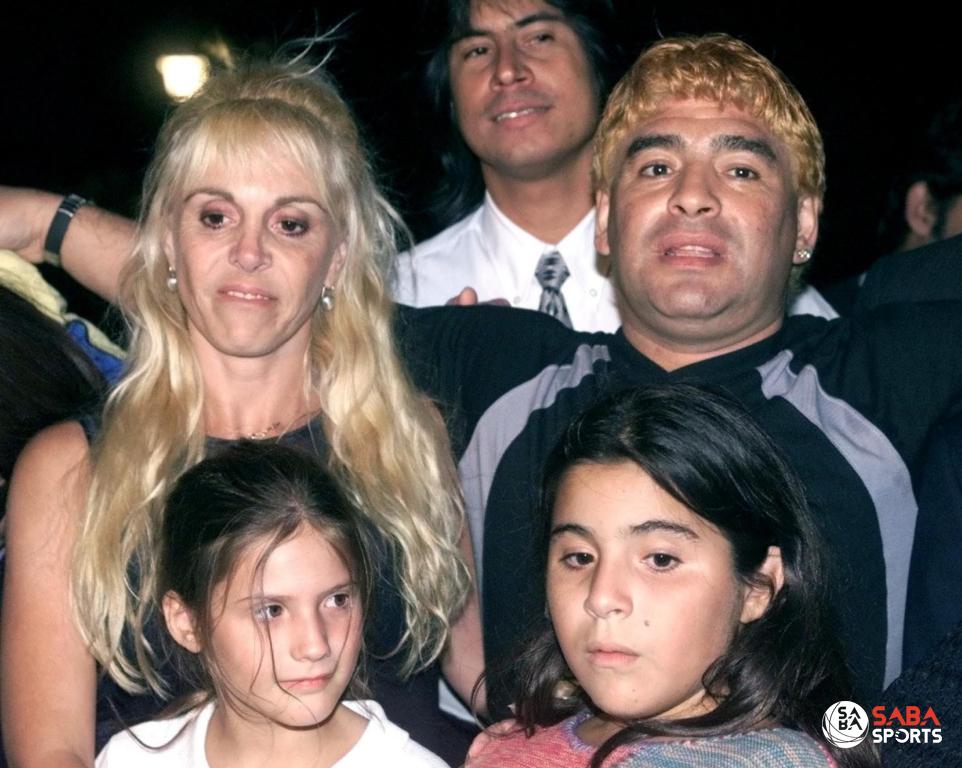 Ảnh chụp Maradona cùng người vợ Claudia Villafane và hai con gái Giannina và Dalma