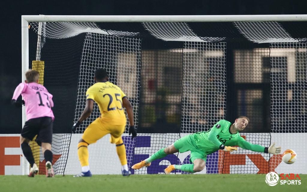 Thủ thành Joe Hart không thể cản phá quả sút xa quá khó