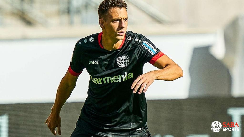 Leverkusen đang tìm người thay Santiago Arias bị chấn thương