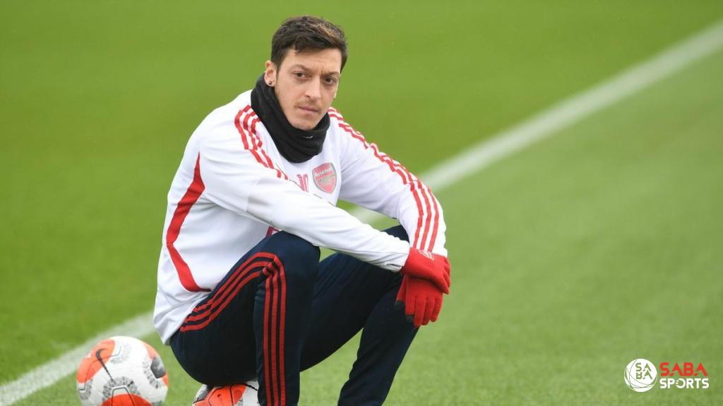 Mesut Ozil giờ như thể người ngoài tại Arsenal