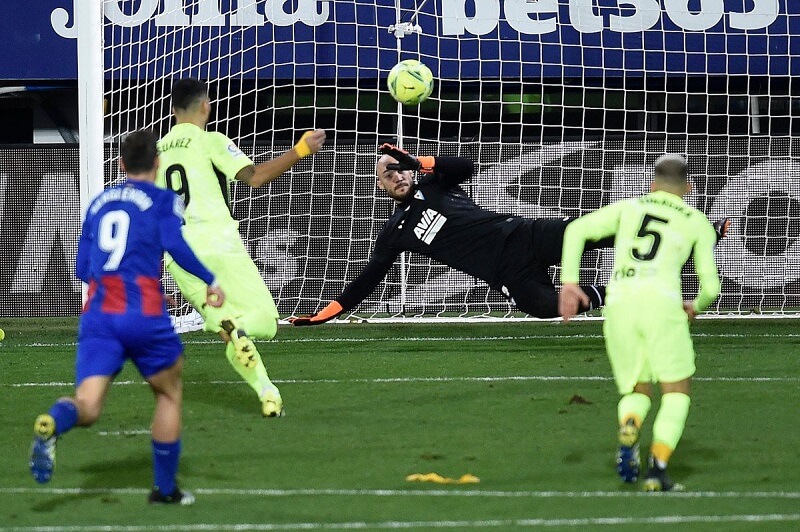 Cú panenka của Suarez. (Nguồn: FC Barcelona Noticias)