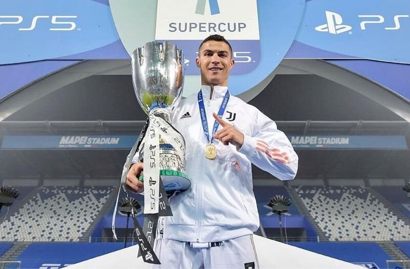 CR7 có thêm một chiếc cúp với Juve. (Ảnh: ronaldo.com)