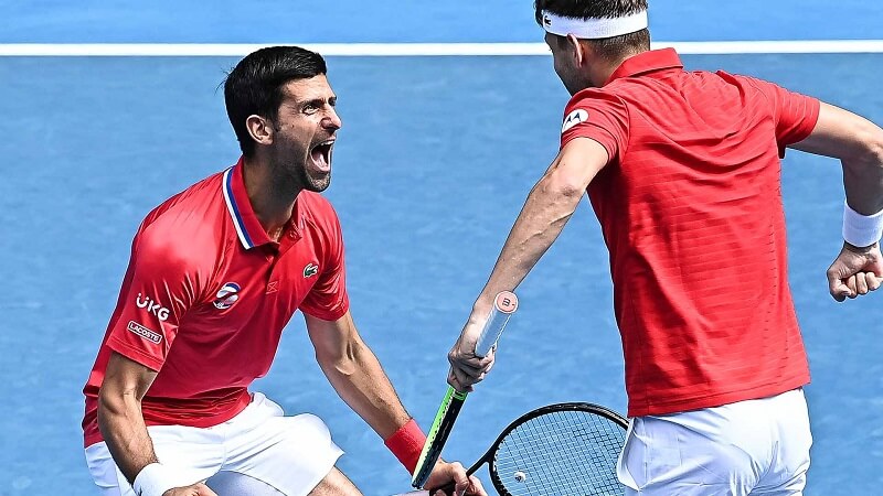 Nole ăn mừng cùng đồng đội. (Ảnh: ATP Cup)