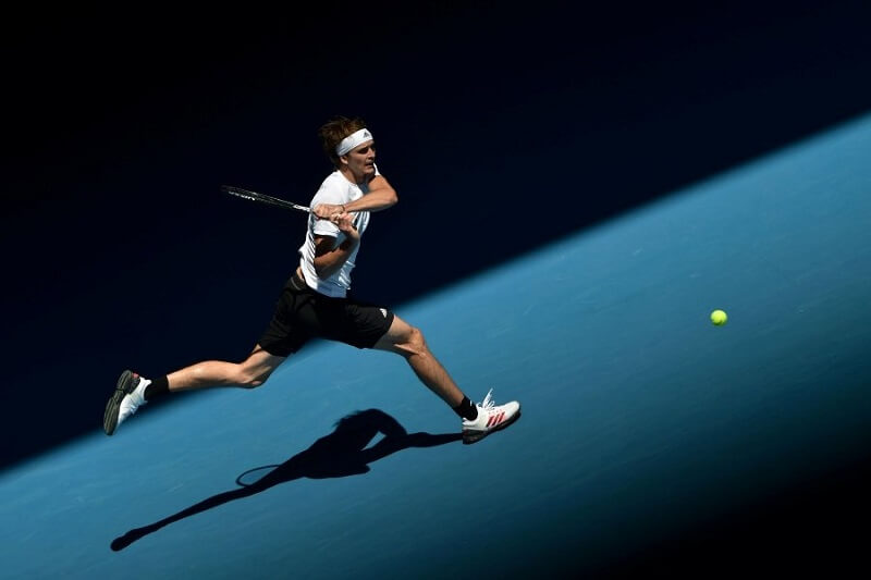 Zverev vất vả trước Shapovalov. (Ảnh: New Strait Times)