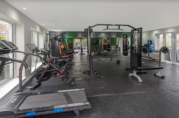 Ngoài sân bóng, còn có cả phòng gym không khác gì ở các câu lạc bộ