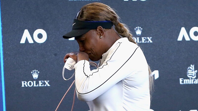 Serena rơi nước mắt trong buổi họp báo sau trận. (Ảnh: USA Today)