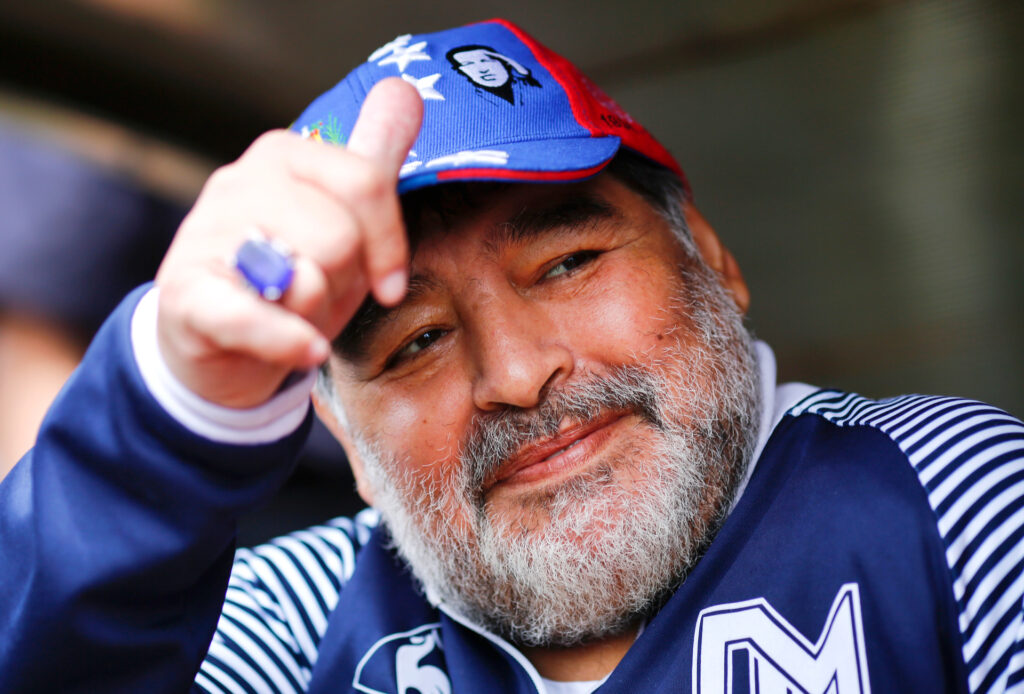 Maradona được cho uống bia c1o pha thuốc ngủ để tránh gây phiền phức cho những người xung quanh