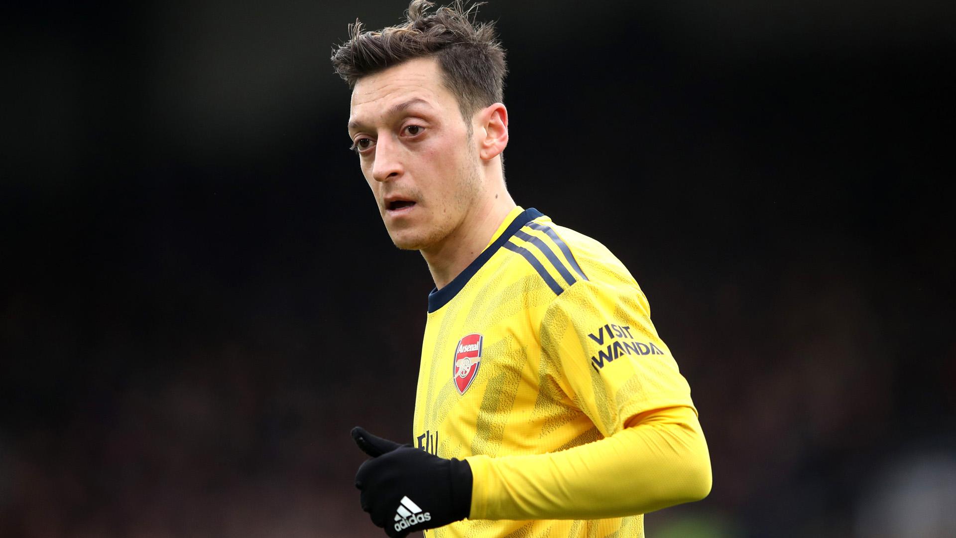 Ozil và Piers Morgan tiếp tục khẩu chiến