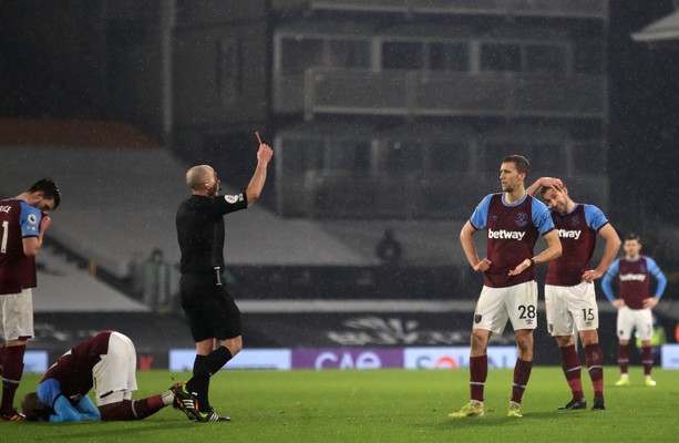 Mike Dean đã mắc sai lầm nghiêm trọng trong hai vòng đấu liên tiếp (Ảnh: BBC Sport)