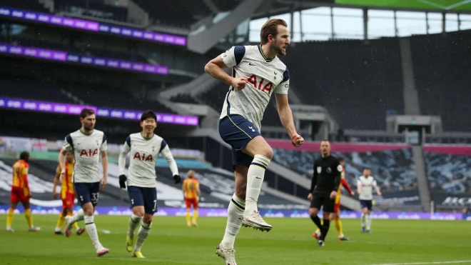 Kane toả sáng đúng lúc cho Tottenham.