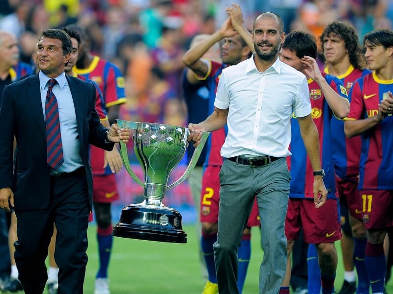 Laporta cùng các thành viên Barca. (Ảnh: The Guardian)