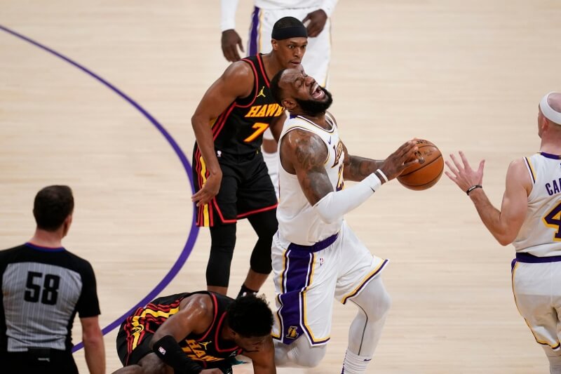 LeBron James ghi trung bình 25.4 điểm, 7.9 hỗ trợ và 7.9 rebound mùa này