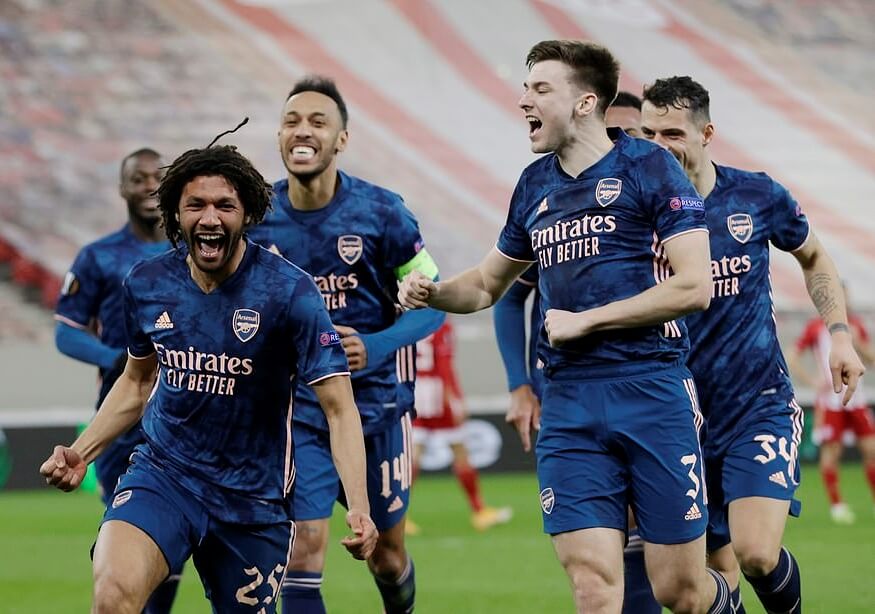 Elneny ăn mừng bàn thắng cùng các đồng đội