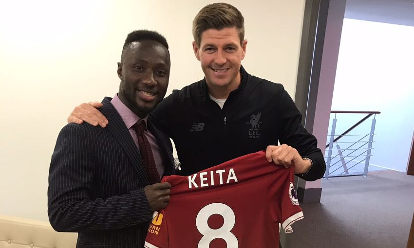 Keita nhận số áo từ Gerrard