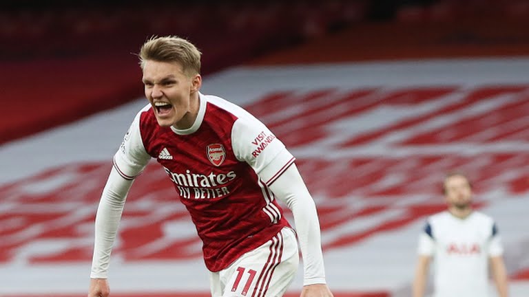 Odegaard ghi bàn gỡ hòa cho Arsenal trước khi hiệp 1 kết thúc.