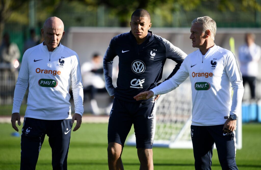 Deschamp sẵn sàng để Mbappe tiếp tục ngồi dự bị