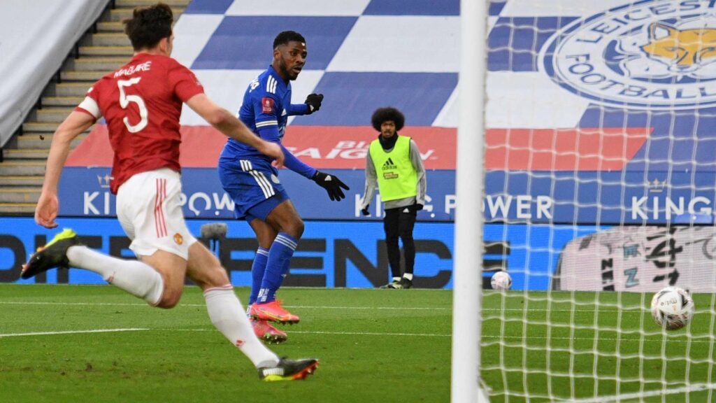 Ihenacho góp dấu giày vào cả 3 bàn của Leicester ở trận này